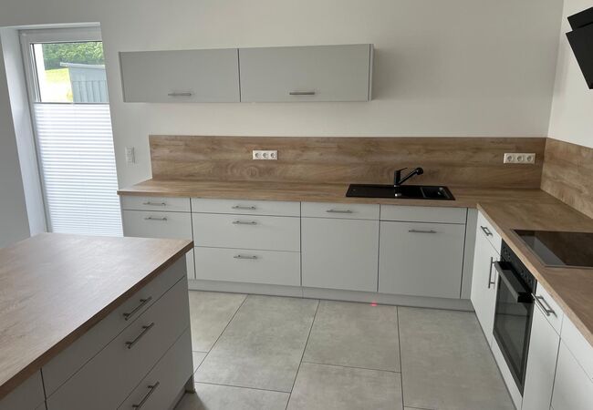 Ansicht des fertigen und aufgebauten Küchenschrank mit Arbeitsplatte und Schubladen